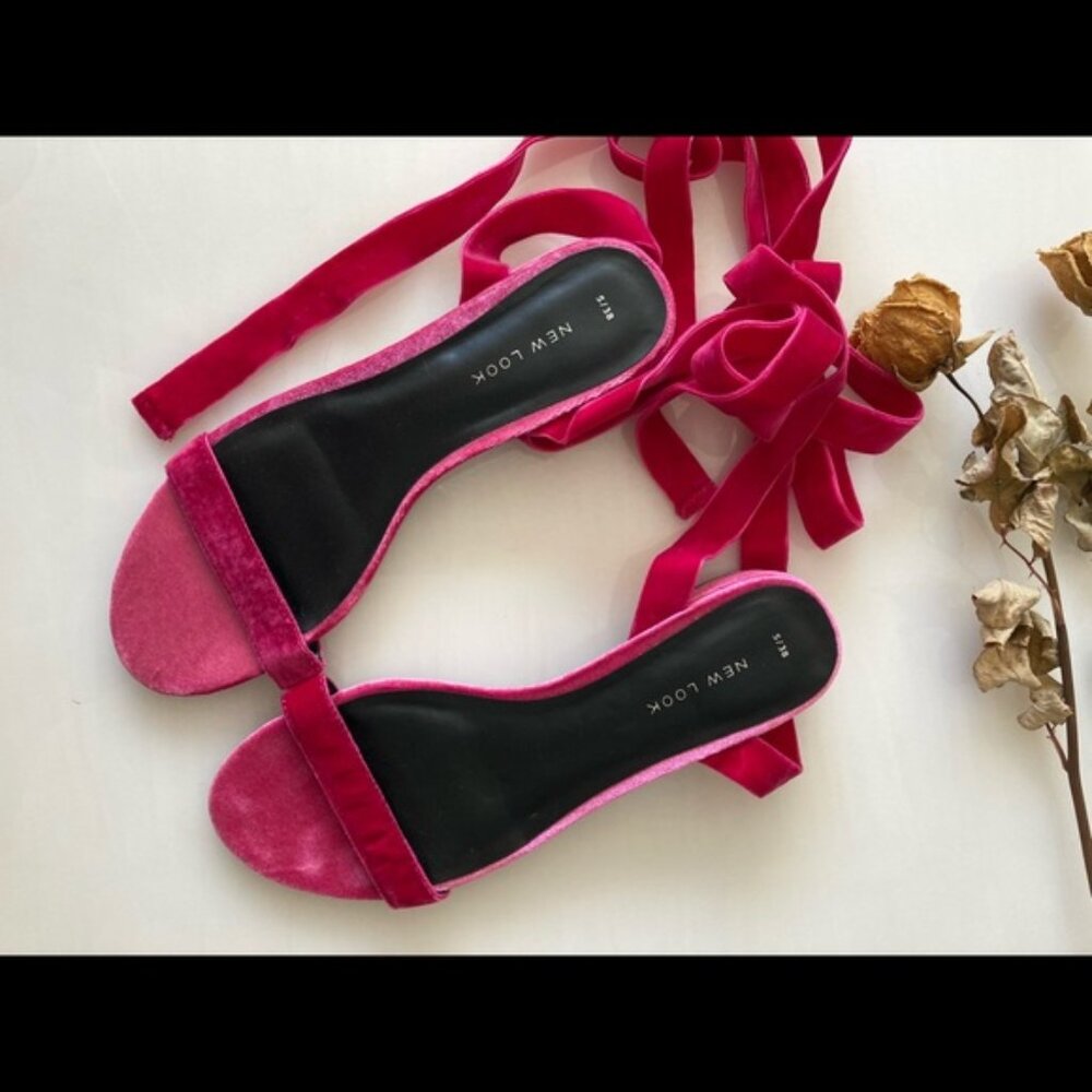 New Look women’s Pink Velvet Lace Up Flat Sandals NWT on the sole of the shoe